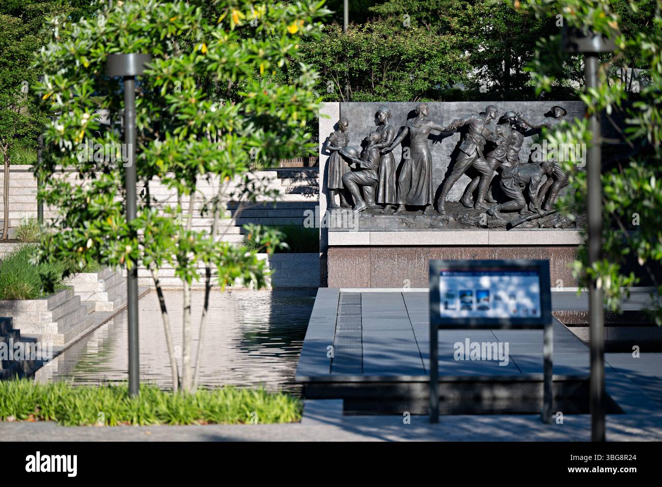 WASHINGTON DC – das National World war I Memorial befindet sich im Pershing Park an der Pennsylvania Avenue in der Innenstadt von Washington DC. Das im April 2021 geweihte Denkmal zeigt die 58 Meter lange Bronze-Relief-Skulptur „A Soldier's Journey“ des Künstlers Sabin Howard, die die Geschichte eines amerikanischen Soldaten im Ersten Weltkrieg darstellt. Die Gedenkstätte ehrt die fast 5 Millionen Amerikaner, die im Ersten Weltkrieg gedient haben, und die 116.516, die während des Konflikts starben. Stockfoto