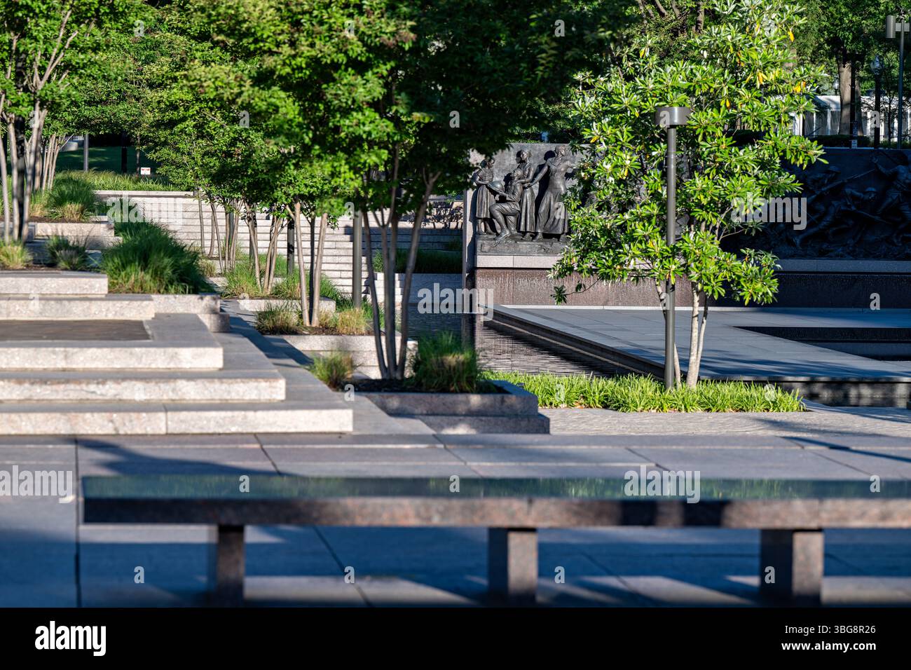 WASHINGTON DC – das National World war I Memorial befindet sich im Pershing Park an der Pennsylvania Avenue in der Innenstadt von Washington DC. Das im April 2021 geweihte Denkmal zeigt die 58 Meter lange Bronze-Relief-Skulptur „A Soldier's Journey“ des Künstlers Sabin Howard, die die Geschichte eines amerikanischen Soldaten im Ersten Weltkrieg darstellt. Die Gedenkstätte ehrt die fast 5 Millionen Amerikaner, die im Ersten Weltkrieg gedient haben, und die 116.516, die während des Konflikts starben. Stockfoto