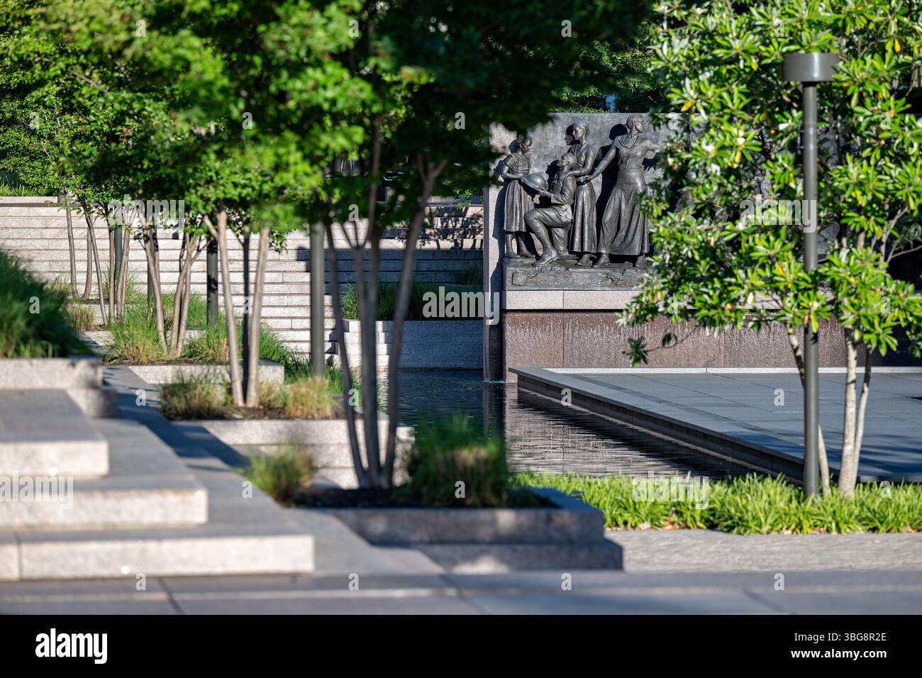 WASHINGTON DC – das National World war I Memorial befindet sich im Pershing Park an der Pennsylvania Avenue in der Innenstadt von Washington DC. Das im April 2021 geweihte Denkmal zeigt die 58 Meter lange Bronze-Relief-Skulptur „A Soldier's Journey“ des Künstlers Sabin Howard, die die Geschichte eines amerikanischen Soldaten im Ersten Weltkrieg darstellt. Die Gedenkstätte ehrt die fast 5 Millionen Amerikaner, die im Ersten Weltkrieg gedient haben, und die 116.516, die während des Konflikts starben. Stockfoto