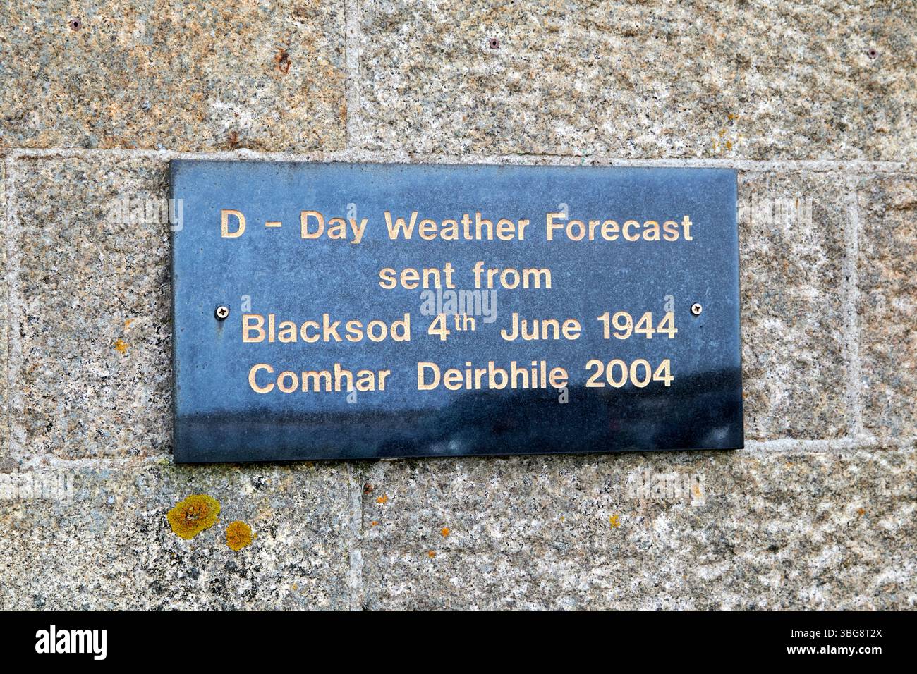 Gedenktafel zum 60. Jahrestag der Übermittlung der Tageswettervorhersage am 4. juni 1944 aus dem blacksod Leuchtturm County Mayo republik i Stockfoto