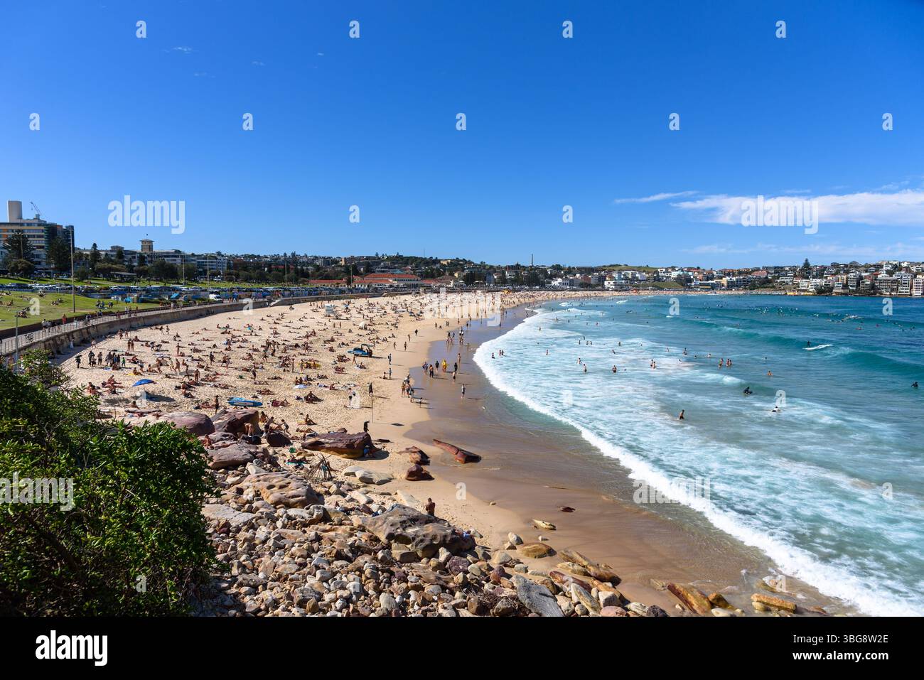 Sonnenanbeter am Bondi Beach in Sydney an einem warmen, sonnigen Tag Stockfoto