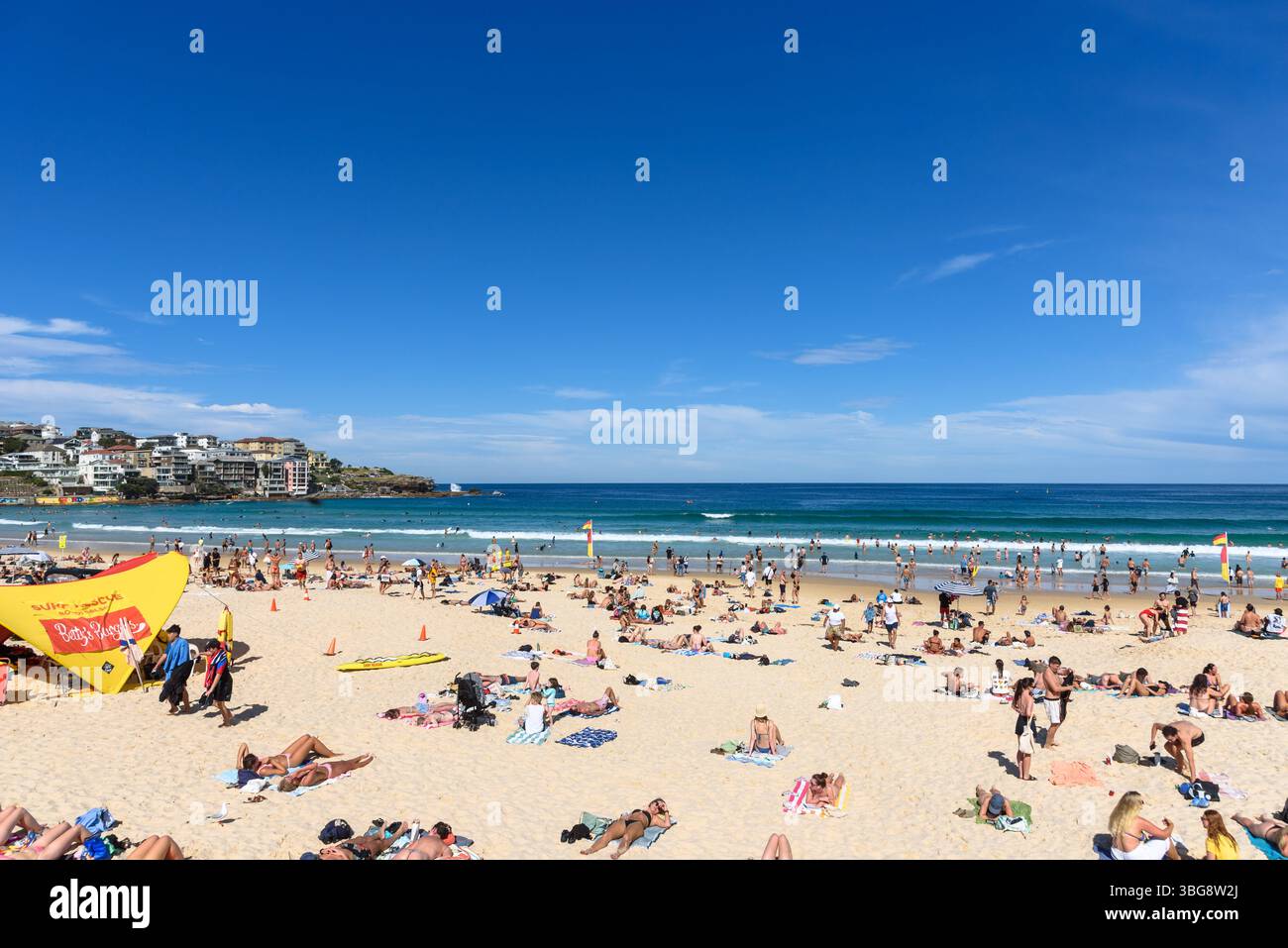 Sonnenanbeter am Bondi Beach in Sydney an einem warmen, sonnigen Tag Stockfoto