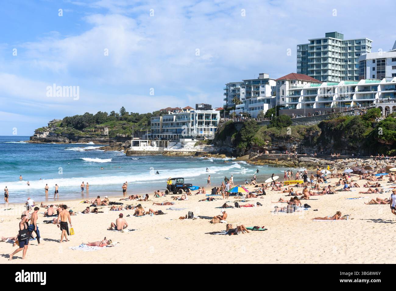 Sonnenanbeter am Bondi Beach in Sydney an einem warmen, sonnigen Tag Stockfoto