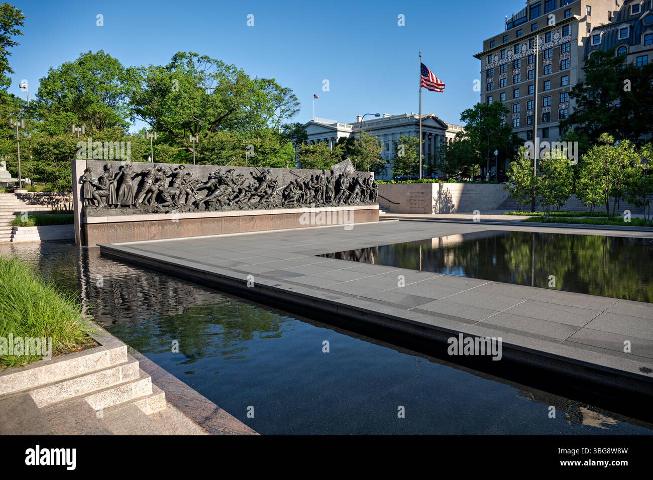 WASHINGTON DC – das National World war I Memorial befindet sich im Pershing Park an der Pennsylvania Avenue in der Innenstadt von Washington DC. Das im April 2021 geweihte Denkmal zeigt die 58 Meter lange Bronze-Relief-Skulptur „A Soldier's Journey“ des Künstlers Sabin Howard, die die Geschichte eines amerikanischen Soldaten im Ersten Weltkrieg darstellt. Die Gedenkstätte ehrt die fast 5 Millionen Amerikaner, die im Ersten Weltkrieg gedient haben, und die 116.516, die während des Konflikts starben. Stockfoto