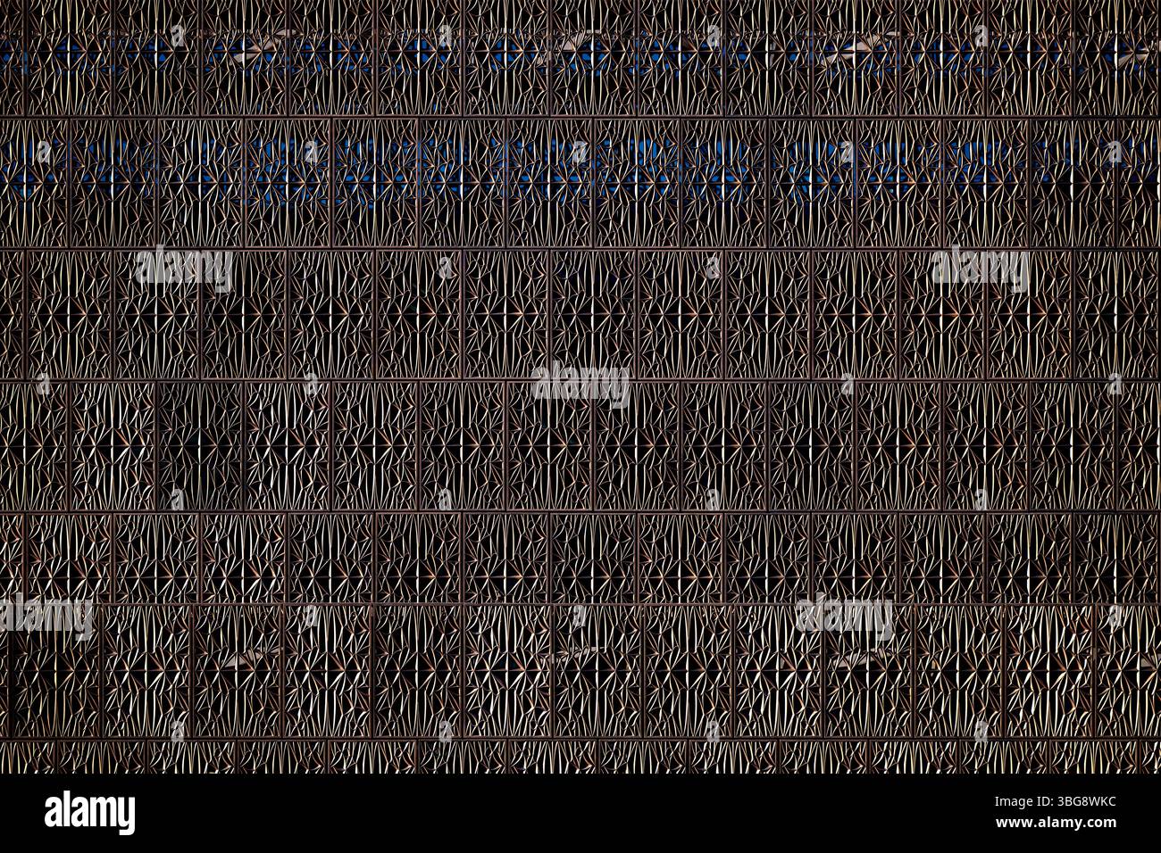 WASHINGTON DC – Detail der markanten bronzefarbenen, gemusterten Metalltafeln, die das „Corona“-Äußere des Smithsonian National Museum of African American History and Culture in der National Mall bilden. Diese perforierten Aluminiumplatten wurden vom führenden Architekten David Adjaye entworfen und sind von den ornamentalen Eisenarbeiten inspiriert, die von versklavten afroamerikanischen Handwerkern im Süden geschaffen wurden. Das Museum, das im September 2016 eröffnet wurde, verfügt über 3.600 dieser dekorativen Tafeln, die gefiltertes Licht hereinlassen und gleichzeitig Schatten für die Innenräume bieten. Stockfoto