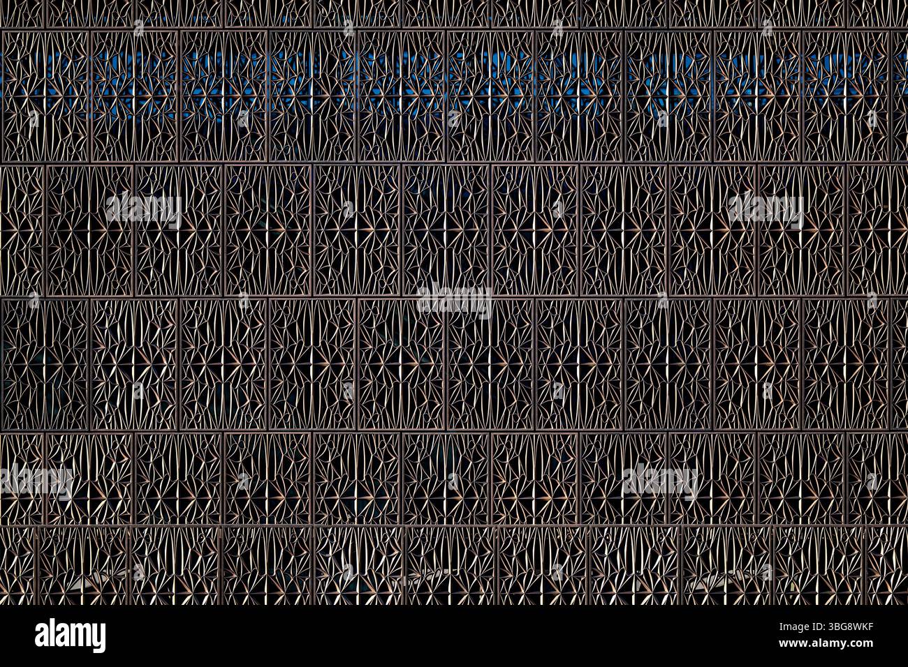WASHINGTON DC – Detail der markanten bronzefarbenen, gemusterten Metalltafeln, die das „Corona“-Äußere des Smithsonian National Museum of African American History and Culture in der National Mall bilden. Diese perforierten Aluminiumplatten wurden vom führenden Architekten David Adjaye entworfen und sind von den ornamentalen Eisenarbeiten inspiriert, die von versklavten afroamerikanischen Handwerkern im Süden geschaffen wurden. Das Museum, das im September 2016 eröffnet wurde, verfügt über 3.600 dieser dekorativen Tafeln, die gefiltertes Licht hereinlassen und gleichzeitig Schatten für die Innenräume bieten. Stockfoto