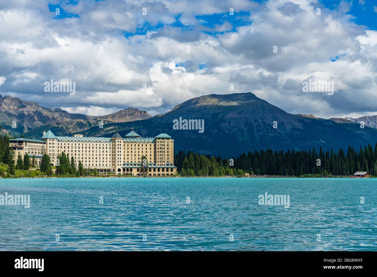 Atemberaubende Sommerlandschaft am Lake Louise mit seinem lebhaften türkisblauen Wasser, Banff National Park, Kanadischen Rockies. Stockfoto