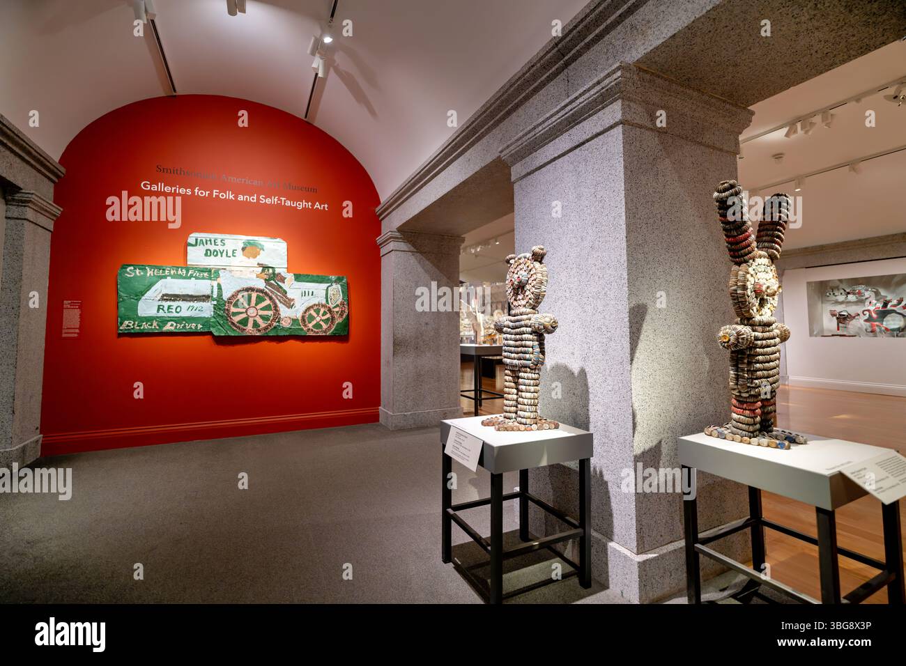 WASHINGTON, D.C. — Untitled (Caparena Figure) (ca. 1961–72), geschaffen von Clarence und Grace Woolsey, steht in den Galerien für Folk and Self-Teaching Art im Smithsonian American Art Museum. Die Skulptur, die aus Bottlecaps, Holz und Draht gefertigt wurde, stellt eine von vielen skurrilen Figuren dar, die von den Woolseys für ihre Gartenumgebung in Iowa produziert wurden. Das Paar begann 1961 mit der Herstellung von Bottlecap-Skulpturen und entwickelte schließlich das, was sie „die größte Pionierkaparena der Welt“ nannten, das Besucher bis zu seiner Auflösung im Jahr 1972 anzog. Clarence Woolsey (1909-1987) und Grace wo Stockfoto