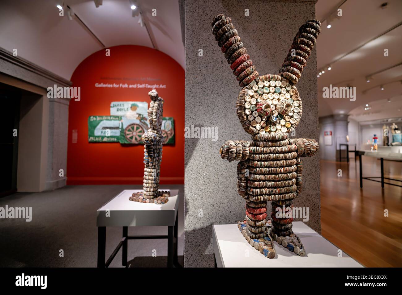 WASHINGTON, D.C. — Untitled (Caparena Figure) (ca. 1961–72), geschaffen von Clarence und Grace Woolsey, steht in den Galerien für Folk and Self-Teaching Art im Smithsonian American Art Museum. Die Skulptur, die aus Bottlecaps, Holz und Draht gefertigt wurde, stellt eine von vielen skurrilen Figuren dar, die von den Woolseys für ihre Gartenumgebung in Iowa produziert wurden. Das Paar begann 1961 mit der Herstellung von Bottlecap-Skulpturen und entwickelte schließlich das, was sie „die größte Pionierkaparena der Welt“ nannten, das Besucher bis zu seiner Auflösung im Jahr 1972 anzog. Clarence Woolsey (1909-1987) und Grace wo Stockfoto