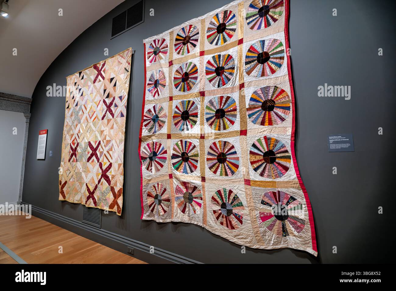 WASHINGTON, D.C. – ein unbenannter Quilt für Folk-Kunst, bekannt als „Wheels of Zufall“, der von einem unbekannten Künstler in den 1940er Jahren geschaffen wurde und in den Galerien für Folk and Self-Teach Art im Smithsonian American Art Museum ausgestellt wird. Die Satindecke zeigt ein geometrisches Muster aus kreisförmigen Radmotiven. Das Kunstwerk wurde 2016 durch eine Kombination aus einem Geschenk von Corrine Riley und Museumskaufgeldern der Barbara Coffey Quilt Endowment und der Luisita L. und Franz H. Denghausen Endowment erworben. Stockfoto