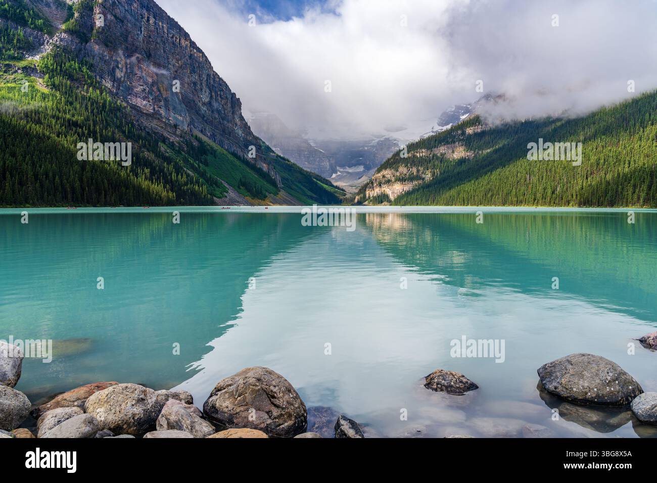 Atemberaubende Sommerlandschaft am Lake Louise mit seinem lebhaften türkisblauen Wasser, Banff National Park, Kanadischen Rockies. Stockfoto