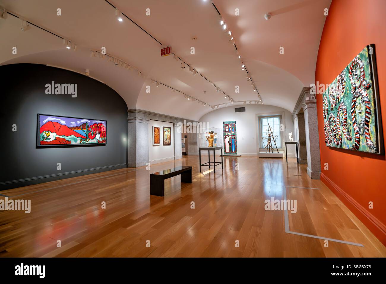 WASHINGTON, D.C. – Eine Galerieansicht des Smithsonian American Art Museum, das eine der weltweit größten und umfassendsten Sammlungen amerikanischer Kunst beherbergt. Das Museum befindet sich im historischen Patent Office Building in Downtown Washington, D.C. und zeigt Kunstwerke aus mehr als vier Jahrhunderten amerikanischer Kreativität. Die Sammlung umfasst Gemälde, Skulpturen, Fotografien, Volkskunst und zeitgenössische Stücke, Sie repräsentieren verschiedene amerikanische Erfahrungen und künstlerische Bewegungen. Das Museum teilt sich sein historisches Gebäude mit der National Portrait Gallery und bietet freien Eintritt Stockfoto