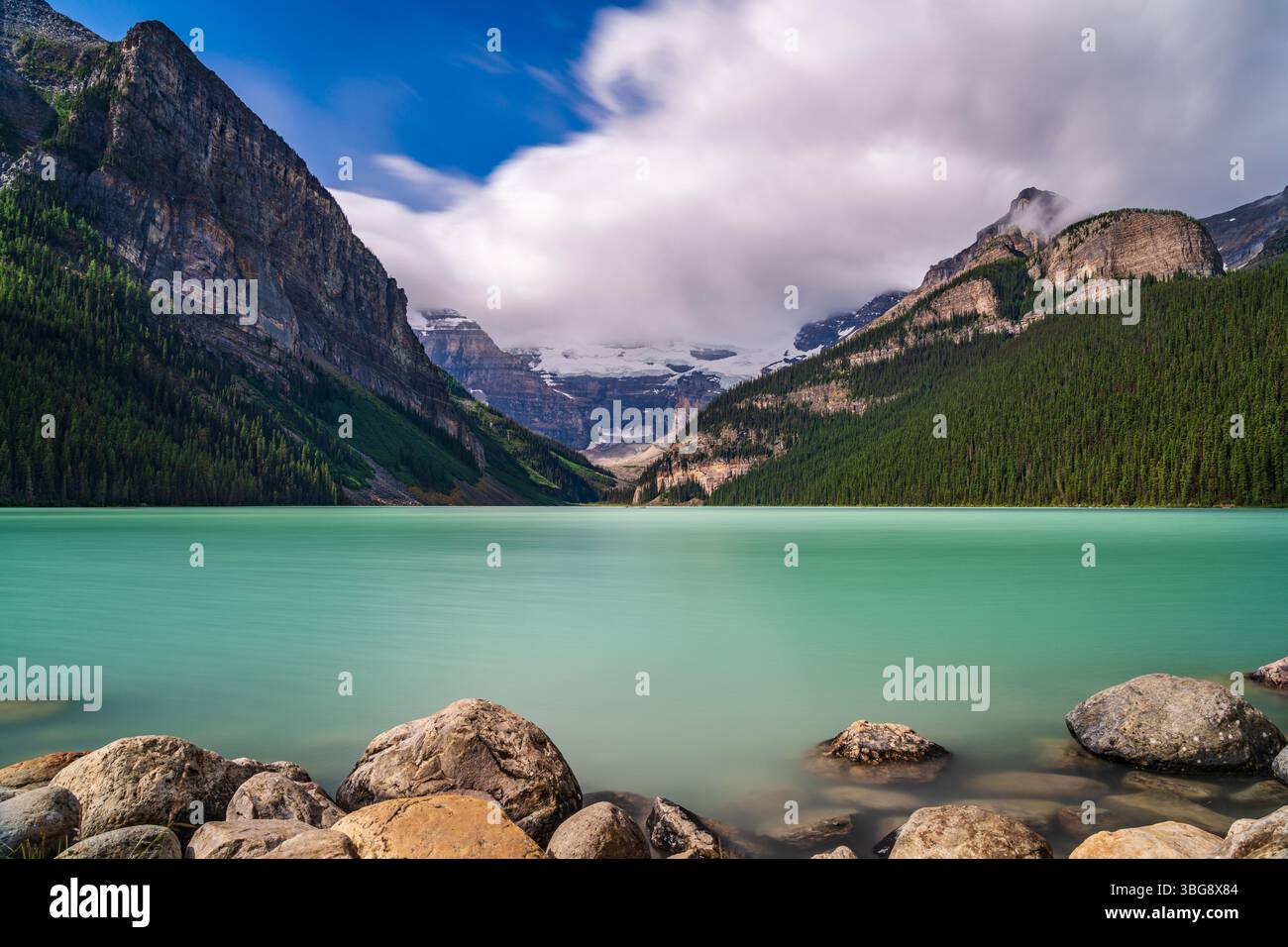 Atemberaubende Sommerlandschaft am Lake Louise mit seinem lebhaften türkisblauen Wasser, Banff National Park, Kanadischen Rockies. Stockfoto