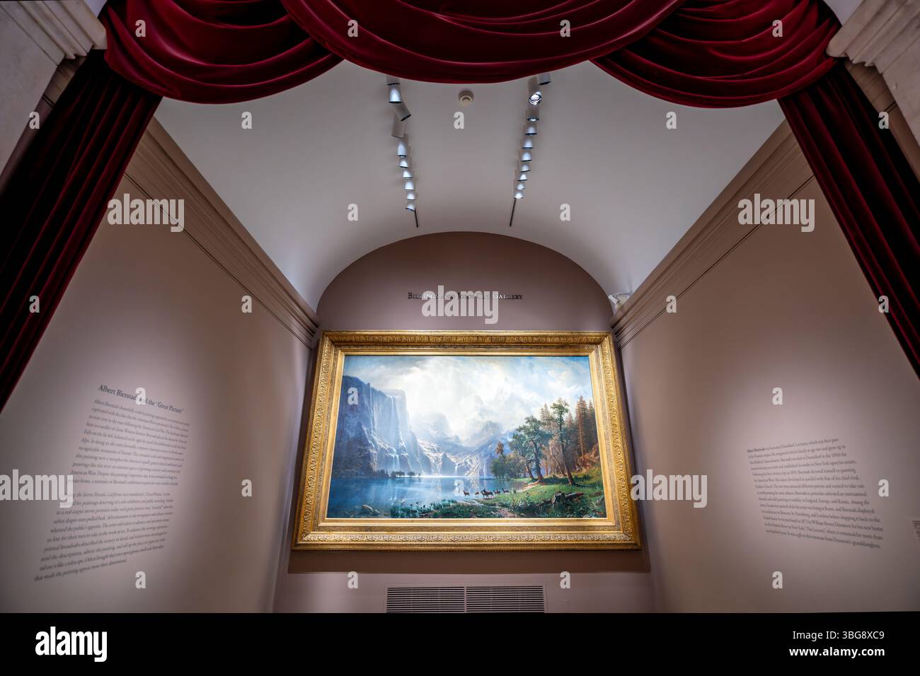WASHINGTON DC – Albert Bierstadts monumentales Landschaftsgemälde „Amony the Sierra Nevada, California“ (1868) wird im Smithsonian American Art Museum ausgestellt. Dieses große Werk veranschaulicht Bierstadts romantisierte Vision des amerikanischen Westens, indem Elemente der Yosemite-Fälle mit Gipfeln kombiniert werden, die an die Schweizer Alpen erinnern. Das Gemälde wurde in der Zeit nach dem Bürgerkrieg erschaffen und war ursprünglich als „großes Bild“ konzipiert, das einer Einzelausstellung würdig ist, wo Besucher den Eintritt für die Besichtigung mit gedruckten Führern oder Operngläsern bezahlen mussten. Bierstadt schuf solch dramatische westliche Landschaften für wohlhabende Ko Stockfoto