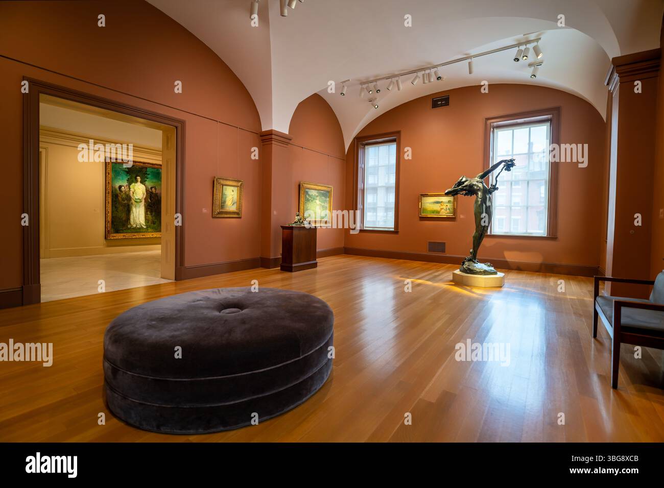 WASHINGTON DC – die Bronzeskulptur „The Vine“ der amerikanischen Künstlerin Harriet Whitney Frishmuth wird im Smithsonian American Art Museum ausgestellt. Dieses bemerkenswerte Werk, das 1923 geschaffen wurde, veranschaulicht Frishmuths Beherrschung der weiblichen Form. Die Bildhauerin, 1880 in Philadelphia geboren und 1980 in Waterbury, Connecticut, starb, war für ihre anmutigen figurativen Werke bekannt. Das Stück wurde dem Museum von Mr. Und Mrs. Maurice Cunniffe geschenkt und ist Teil der permanenten Sammlung. Stockfoto