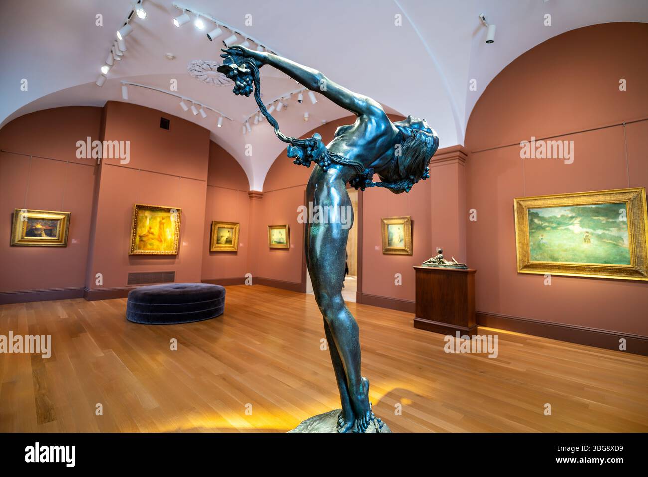 WASHINGTON DC – die Bronzeskulptur „The Vine“ der amerikanischen Künstlerin Harriet Whitney Frishmuth wird im Smithsonian American Art Museum ausgestellt. Dieses bemerkenswerte Werk, das 1923 geschaffen wurde, veranschaulicht Frishmuths Beherrschung der weiblichen Form. Die Bildhauerin, 1880 in Philadelphia geboren und 1980 in Waterbury, Connecticut, starb, war für ihre anmutigen figurativen Werke bekannt. Das Stück wurde dem Museum von Mr. Und Mrs. Maurice Cunniffe geschenkt und ist Teil der permanenten Sammlung. Stockfoto