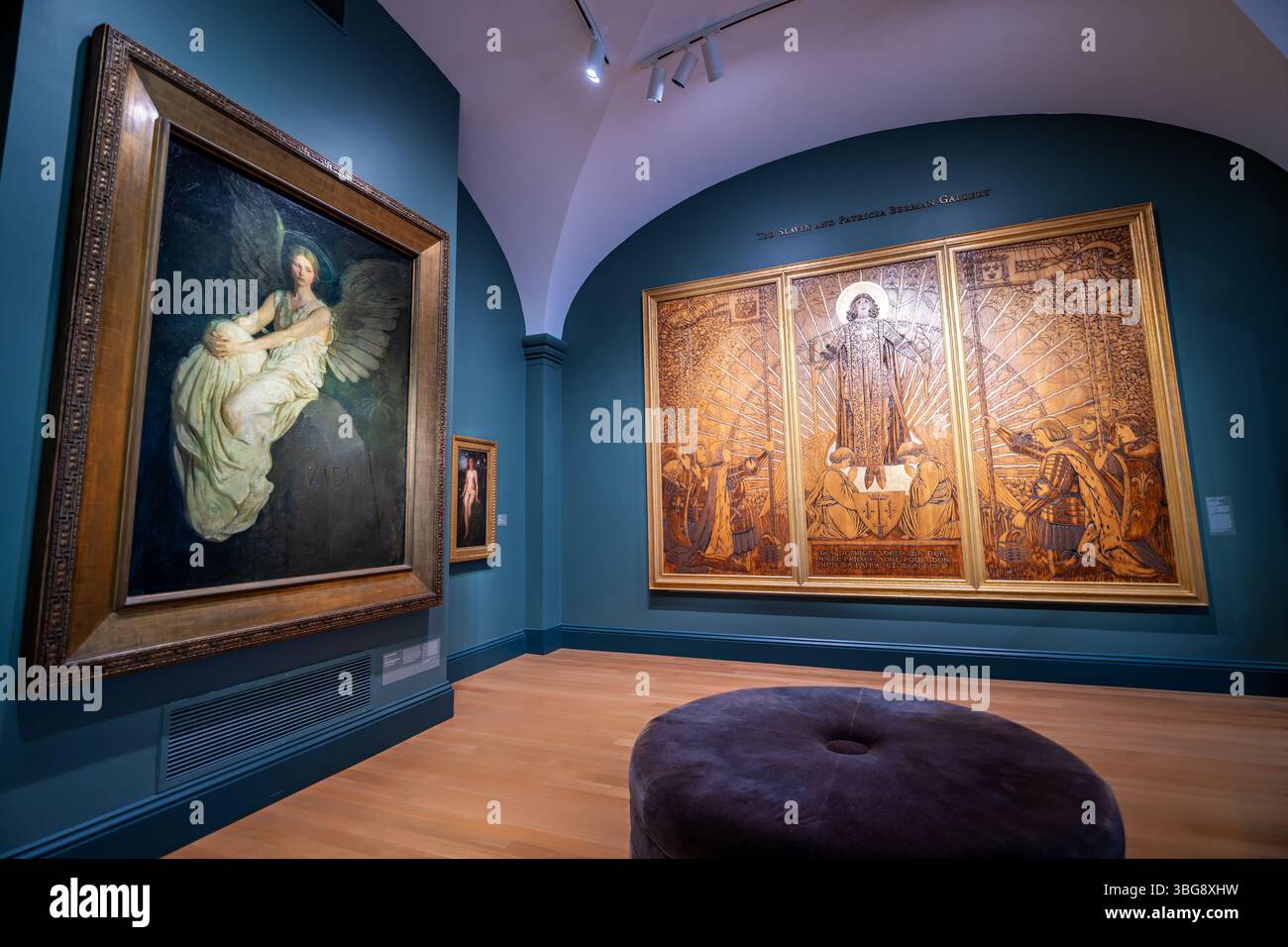 WASHINGTON DC – The Adoration of St. Joan of Arc, ein 1896 vom US-amerikanischen Künstler J. William Fosdick (1858–1937) geschaffenes Holzrelief, wird im Smithsonian American Art Museum ausgestellt. Dieses mittelalterlich inspirierte Meisterwerk wurde entworfen, um wohlhabende Industriellen anzusprechen, die reich gestaltete Innenräume und aufbauende Kunst bevorzugten. Fosdick, geboren in Charlestown, Massachusetts, hat dieses Stück zu einer Zeit hergestellt, als Joan of Arc zu einem beliebten Symbol der amerikanischen Kultur wurde und sowohl eine romantische historische Figur als auch ein Emblem der „New Woman“ repräsentiert. Das Kunstwerk wurde dem museu geschenkt Stockfoto