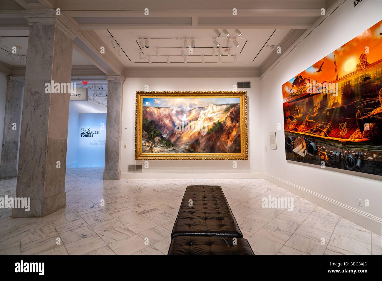 WASHINGTON DC – Thomas Morans ikonisches Ölgemälde „der Grand Canyon des Yellowstone“ (1893–1901) wird im Smithsonian American Art Museum ausgestellt. Die große Landschaft zeigt die dramatischen Ausblicke auf den Yellowstone-Nationalpark, Amerikas ersten Nationalpark. Moran, geboren 1837 in Bolton-le-Moor, England, wurde berühmt für seine idealisierten Darstellungen des amerikanischen Westens, die sowohl Naturschutzbemühungen als auch Tourismus beeinflussten. Das Gemälde repräsentiert das komplexe Erbe der amerikanischen Wildnis-Erhaltung, die oft indigene Völker ausschließt, die ursprünglich diese Gebiete bewohnten. Dies Stockfoto