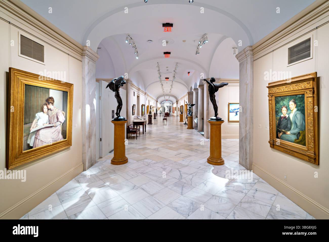Gemälde und Skulpturen gefüllter Korridor im Smithsonian American Art Museum in Washington DC | WASHINGTON D.C., Vereinigte Staaten — Ein gewölbter Marmorgalerie-Korridor mit vergoldeten Gemälden und Bronzestuppen im Smithsonian American Art Museum. Das Museum befindet sich im alten Patentamt, einem Wahrzeichen aus dem griechischen Wiedergebrauch, das zwischen 1836 und 1867 erbaut wurde und einst das größte Regierungsgebäude seines Jahrhunderts war. Die langen Säle mit Arkaden, die 2006 in einer Renovierung im Wert von 283 Millionen US-Dollar restauriert wurden, zeigen heute jahrhundertealte amerikanische Kunst. Stockfoto
