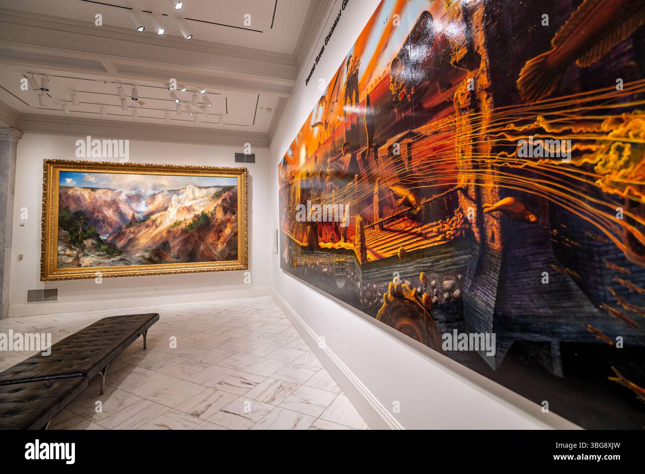 WASHINGTON DC – zwei bedeutende Landschaftsgemälde, die nebeneinander im Smithsonian American Art Museum ausgestellt werden, bieten kontrastierende Visionen der amerikanischen Umgebung. Thomas Morans „The Grand Canyon of the Yellowstone“ (1893–1901), ein Öl auf Leinwand, zeigt eine idealisierte Darstellung von Yellowstone, die sowohl zu Naturschutzbemühungen als auch zum Tourismus beitrug und gleichzeitig die Vertreibung indigener Völker vom Land verschleiert. Daneben befindet sich Alexis Rockmans Manifest Destiny (2004), eine postapokalyptische Vision von Brooklyns Uferpromenade mehrere hundert Jahre in der Zukunft, die vor möglichen Folgen warnt Stockfoto WASHINGTON DC – zwei bedeutende Landschaftsgemälde, die nebeneinander im Smithsonian American Art Museum ausgestellt werden, bieten kontrastierende Visionen der amerikanischen Umgebung. Thomas Morans „The Grand Canyon of the Yellowstone“ (1893–1901), ein Öl auf Leinwand, zeigt eine idealisierte Darstellung von Yellowstone, die sowohl zu Naturschutzbemühungen als auch zum Tourismus beitrug und gleichzeitig die Vertreibung indigener Völker vom Land verschleiert. Daneben befindet sich Alexis Rockmans Manifest Destiny (2004), eine postapokalyptische Vision von Brooklyns Uferpromenade mehrere hundert Jahre in der Zukunft, die vor möglichen Folgen warnt Stockfoto