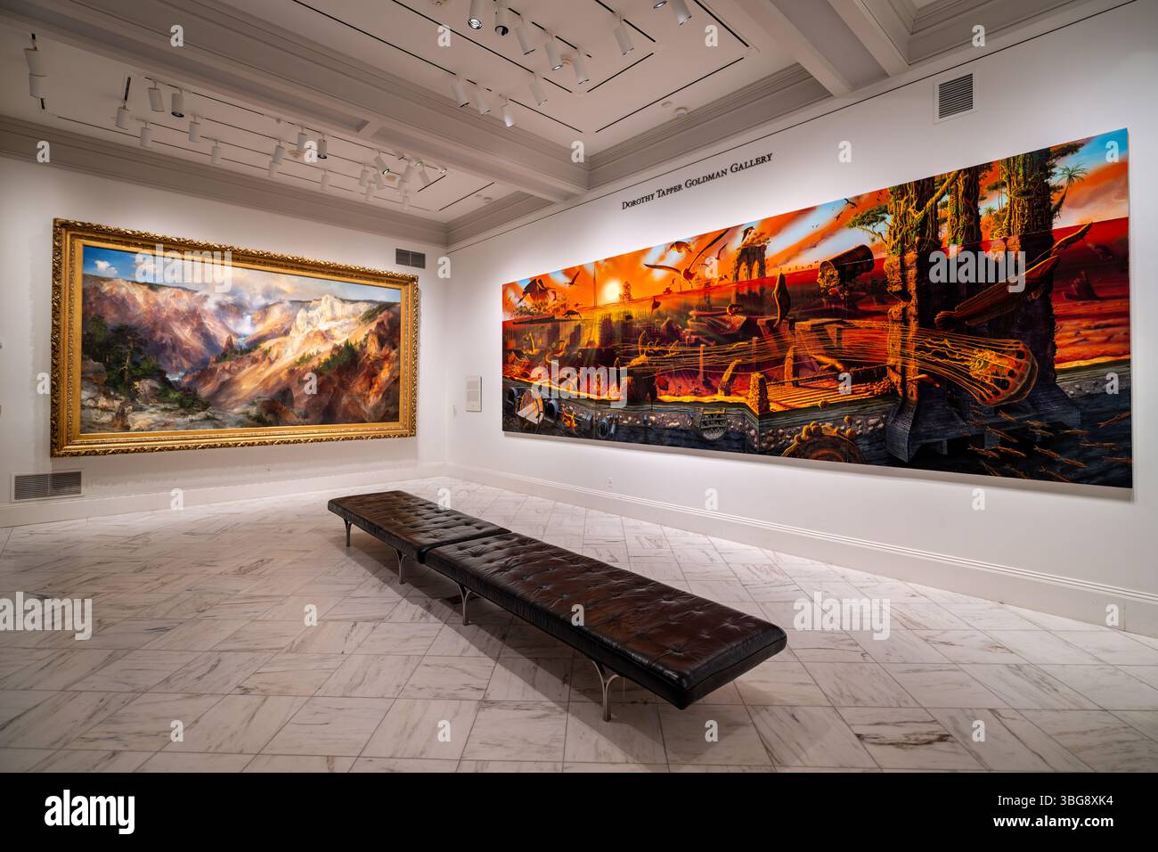 WASHINGTON DC – zwei bedeutende Landschaftsgemälde, die nebeneinander im Smithsonian American Art Museum ausgestellt werden, bieten kontrastierende Visionen der amerikanischen Umgebung. Thomas Morans „The Grand Canyon of the Yellowstone“ (1893–1901), ein Öl auf Leinwand, zeigt eine idealisierte Darstellung von Yellowstone, die sowohl zu Naturschutzbemühungen als auch zum Tourismus beitrug und gleichzeitig die Vertreibung indigener Völker vom Land verschleiert. Daneben befindet sich Alexis Rockmans Manifest Destiny (2004), eine postapokalyptische Vision von Brooklyns Uferpromenade mehrere hundert Jahre in der Zukunft, die vor möglichen Folgen warnt Stockfoto