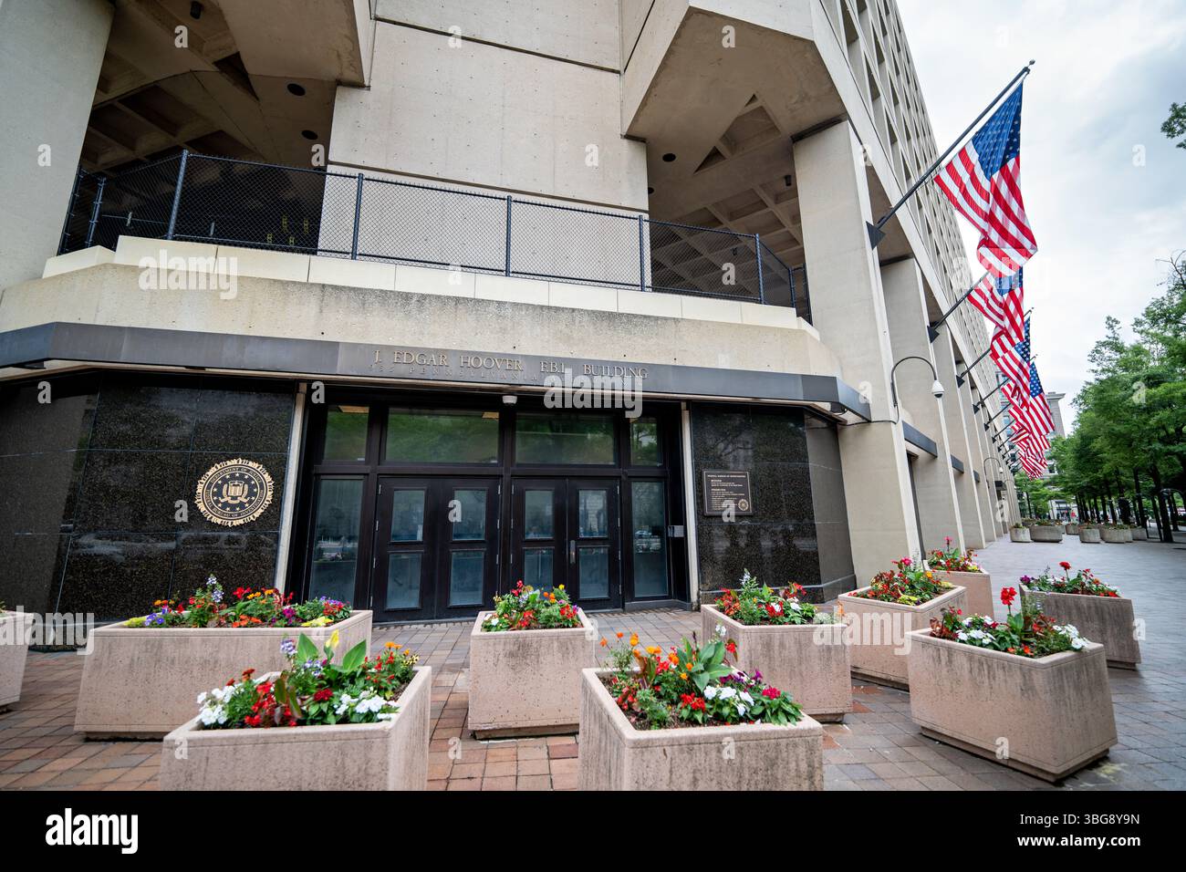 WASHINGTON DC – der Eingang zum J. Edgar Hoover FBI Building, dem Hauptquartier des Federal Bureau of Investigation, befindet sich an der Pennsylvania Avenue in der Innenstadt von Washington DC. Das Gebäude im brutalistischen Stil wurde 1975 fertiggestellt und dient als Hauptquartier für das FBI. Das Gebäude befindet sich entlang der Route der Amtseinführung des Präsidenten und befindet sich zwischen dem Weißen Haus und dem US-Kapitol. Das FBI-Hauptquartier war in den letzten Jahren Gegenstand von Umzugsgesprächen aufgrund der alternden Infrastruktur der Anlage. Stockfoto