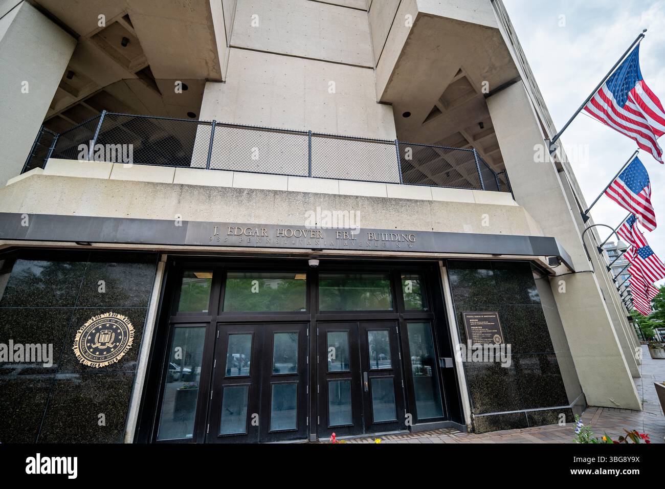 WASHINGTON DC – der Eingang zum J. Edgar Hoover FBI Building, dem Hauptquartier des Federal Bureau of Investigation, befindet sich an der Pennsylvania Avenue in der Innenstadt von Washington DC. Das Gebäude im brutalistischen Stil wurde 1975 fertiggestellt und dient als Hauptquartier für das FBI. Das Gebäude befindet sich entlang der Route der Amtseinführung des Präsidenten und befindet sich zwischen dem Weißen Haus und dem US-Kapitol. Das FBI-Hauptquartier war in den letzten Jahren Gegenstand von Umzugsgesprächen aufgrund der alternden Infrastruktur der Anlage. Stockfoto