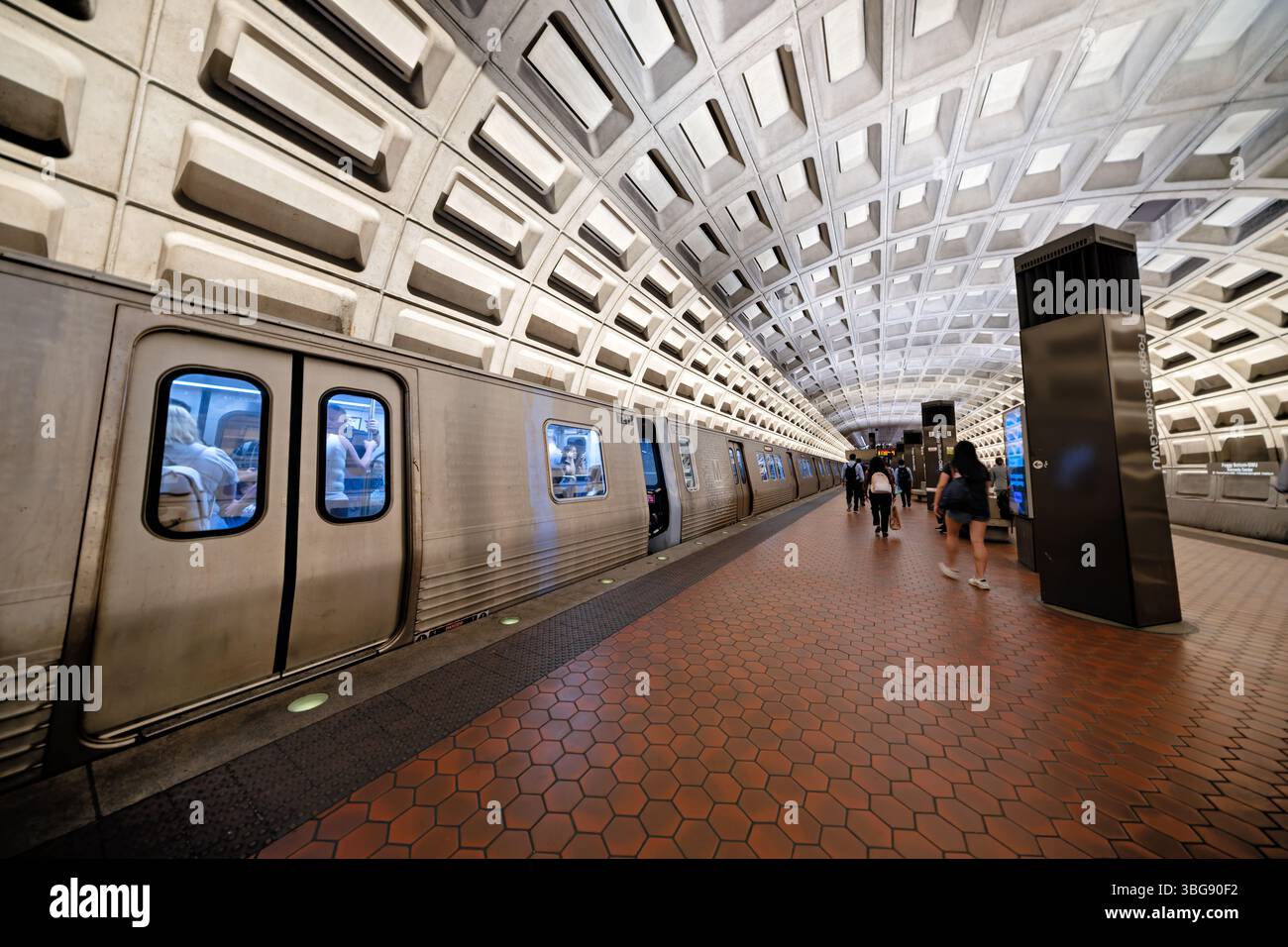 WASHINGTON DC – die U-Bahn-Station Foggy Bottom-GWU ist ein wichtiger Verkehrsknotenpunkt im Viertel Foggy Bottom von Washington DC. Der Bahnhof, der 1977 als Teil der ursprünglichen Blue Line eröffnet wurde, weist die charakteristische gewölbte Betondecke auf, die für das Washington Metropolitan Area Transit Authority (WMATA)-System charakteristisch ist. Diese U-Bahn-Station befindet sich in der Nähe der George Washington University und des US-Außenministeriums und bietet Zugang zu zahlreichen Regierungsgebäuden, Bildungseinrichtungen und kulturellen Attraktionen. Die Station Foggy Bottom-GWU bedient derzeit die Blue Stockfoto