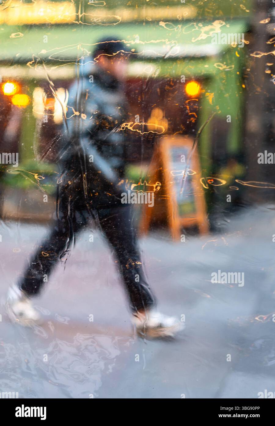 Diffuse verzerrte Menschen-Straßenszene Stockfoto