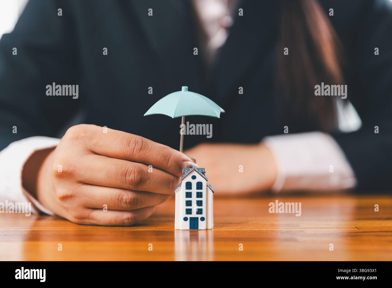 Hausversicherung und Sicherheitskonzept. Immobilienversicherung. Risiko einer Domino-Kette. Versicherungsrisikomanagement, Sachschutz, Finanzen Stockfoto