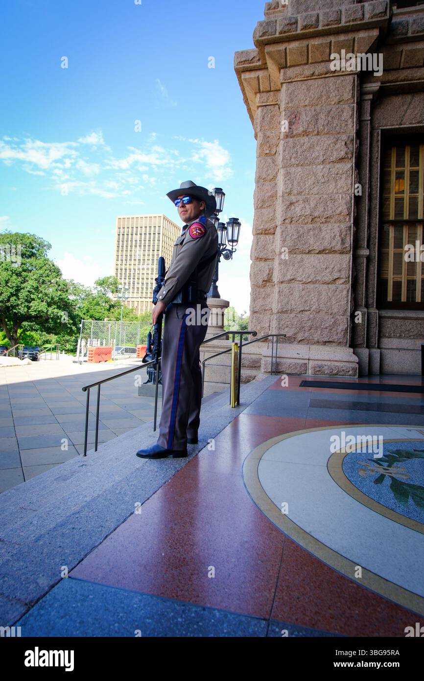 28. MAI 2025: Austin, TX, USA: Ein bewaffneter Polizist, der den Eingang zum Austin State Capitol in Texas bewacht Stockfoto
