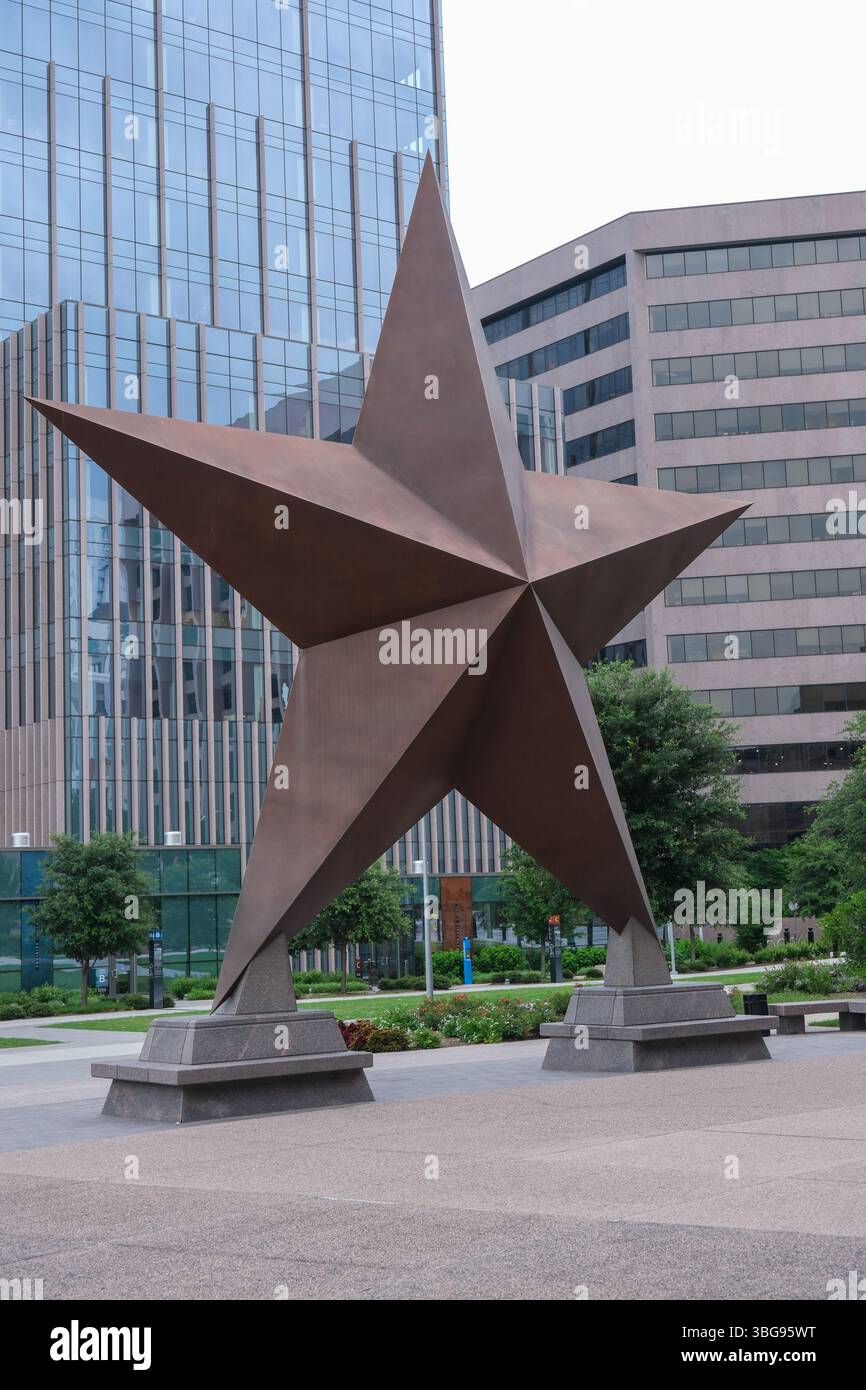 27. MAI 2025: Austin, TX, USA: Die große Einzelsternskulptur in der Region der University of Texas in Austin. Einsamer Stern. Stockfoto