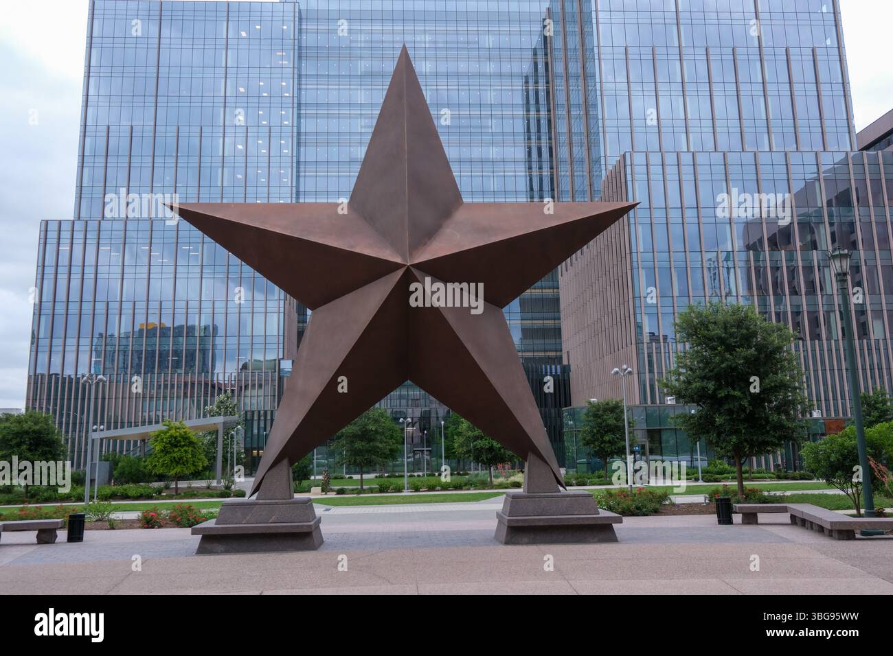 27. MAI 2025: Austin, TX, USA: Die große Einzelsternskulptur in der Region der University of Texas in Austin. Einsamer Stern. Stockfoto