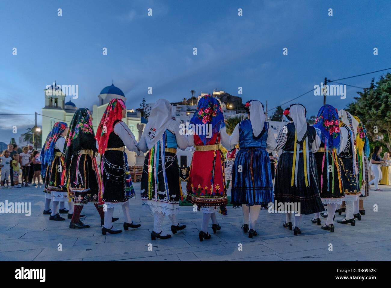 IOS, Griechenland - 9. September 2024 : Ansicht von Tänzern aus Orestiada, mit traditionellen Folklore-Kostümen, die eine Hochzeitsnachstellung in iOS Griechenland tanzen Stockfoto