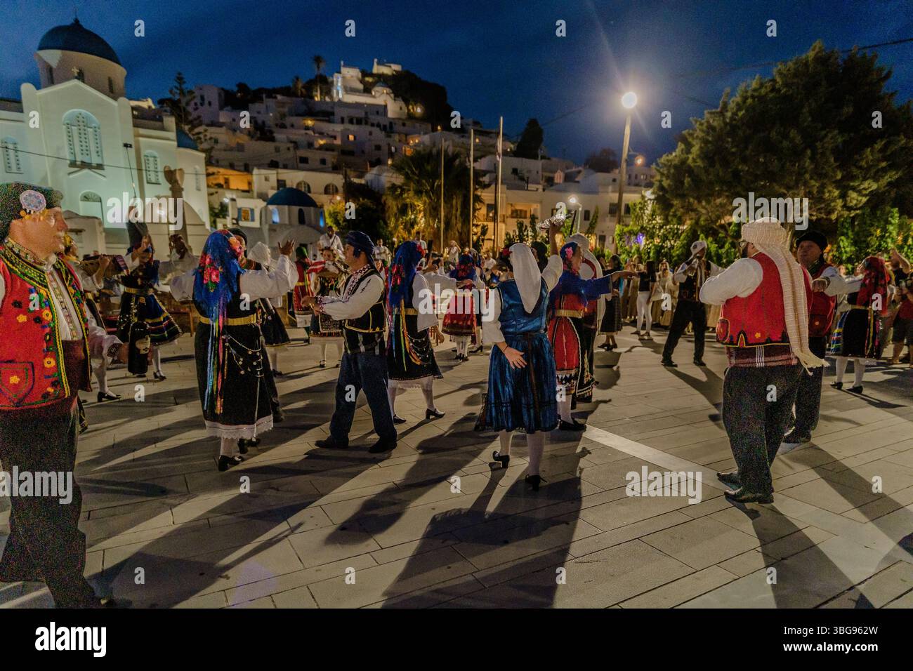 IOS, Griechenland - 9. September 2024 : Ansicht von Tänzern aus Orestiada, mit traditionellen Folklore-Kostümen, die eine Hochzeitsnachstellung in iOS Griechenland tanzen Stockfoto