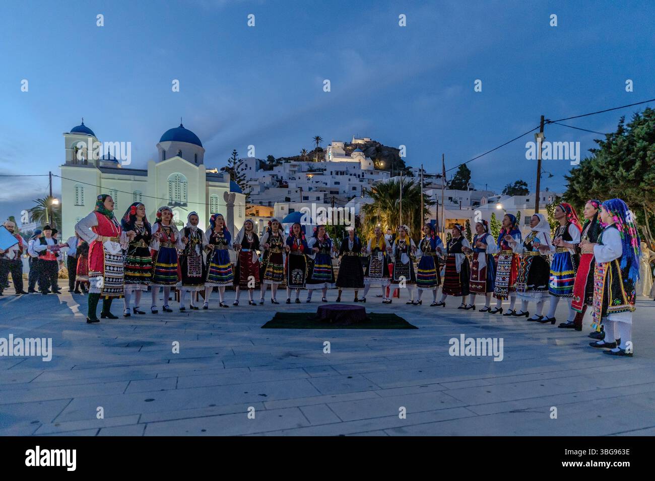 IOS, Griechenland - 9. September 2024 : Ansicht von Tänzern aus Orestiada, mit traditionellen Folklore-Kostümen, die eine Hochzeitsnachstellung in iOS Griechenland tanzen Stockfoto