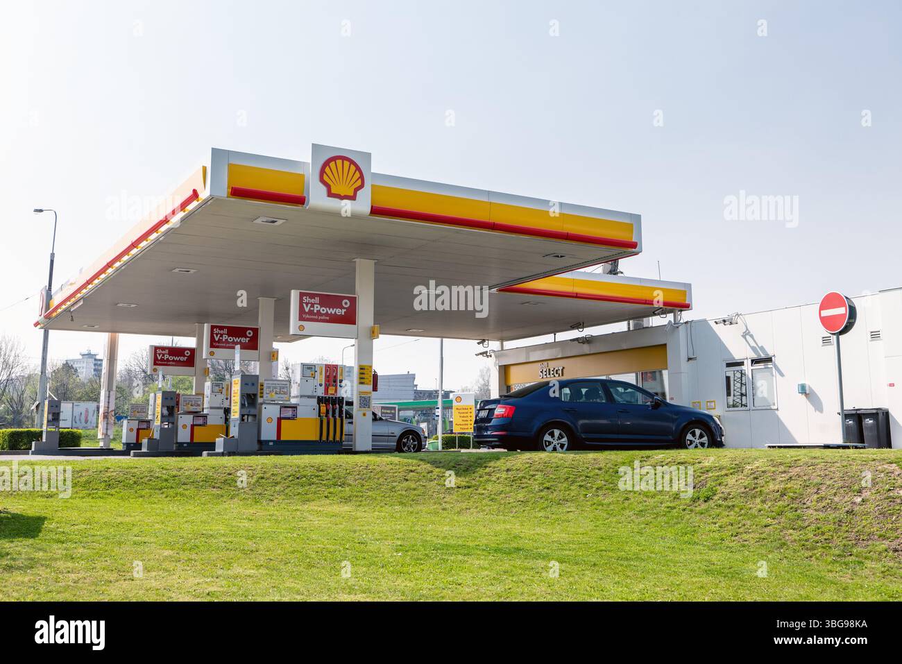 OSTRAVA, TSCHECHISCHE REPUBLIK - 9. APRIL 2019: Tankstelle mit Skoda Octavia Auto mit vielen verschiedenen angebotenen Kraftstoffen in Ostrava, Poruba Stockfoto