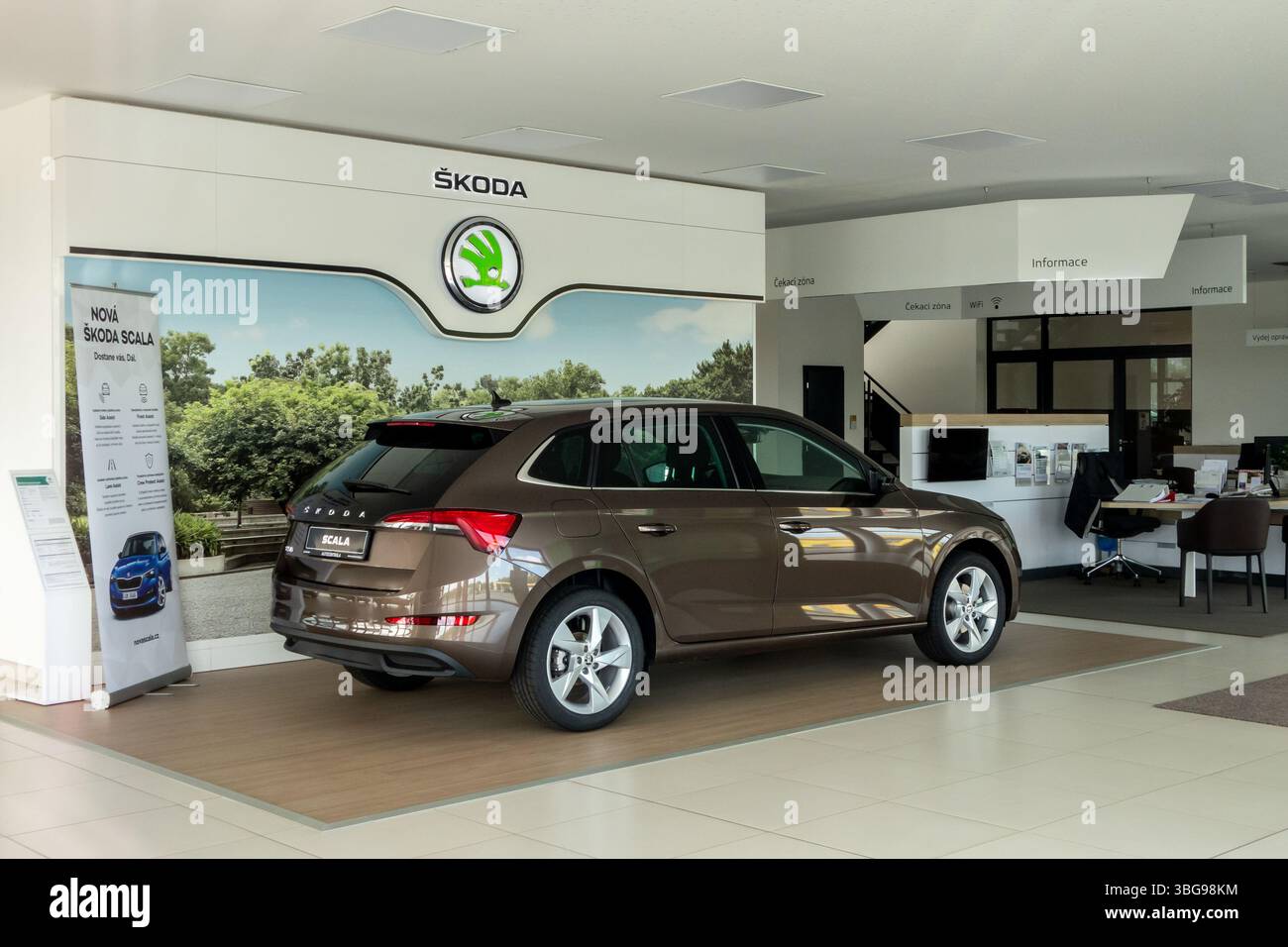 HLUCIN, TSCHECHISCHE REPUBLIK - 11. MAI 2019: Brandneuer Skoda Scala-Wagen in einem Händlergebäude mit dem aktuellsten Modell. Stockfoto
