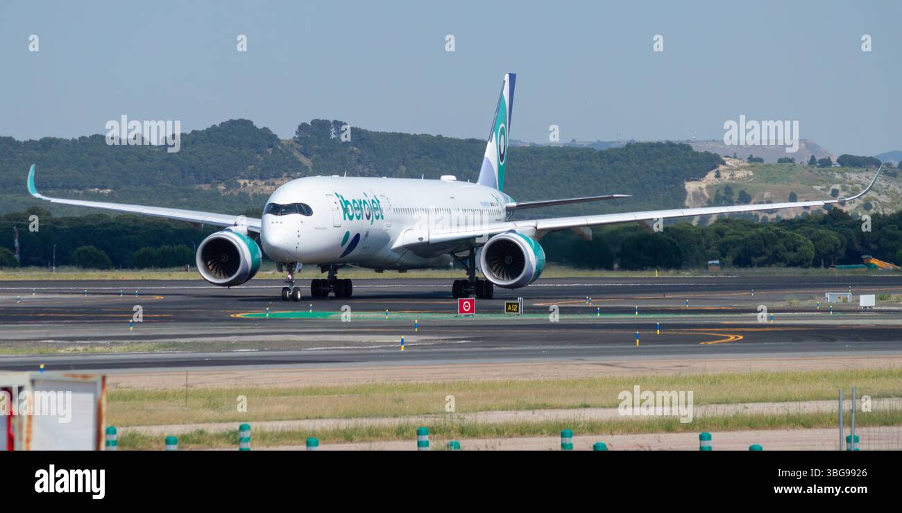 Airbus A350 941 Iberojet Langstreckenflugzeug am Flughafen Madrid Barajas nach der Landung, Registrierung EC-NBO. Stockfoto
