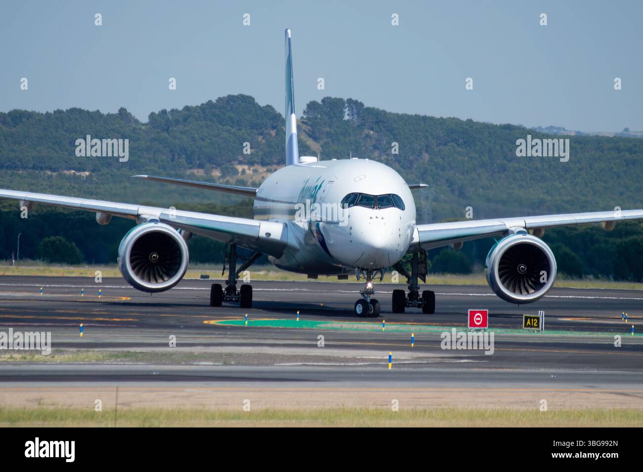 Airbus A350 941 Iberojet Langstreckenflugzeug am Flughafen Madrid Barajas nach der Landung, Registrierung EC-NBO. Stockfoto