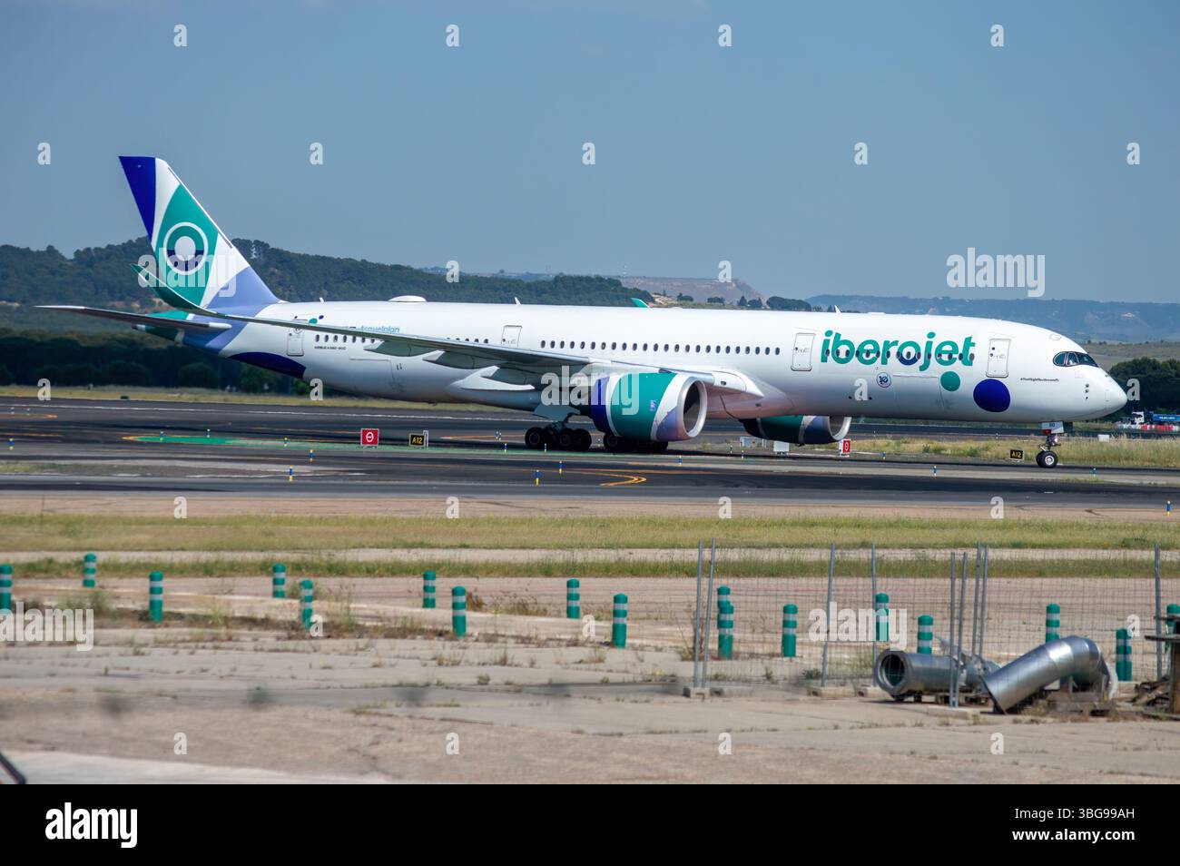Airbus A350 941 Iberojet Langstreckenflugzeug am Flughafen Madrid Barajas nach der Landung, Registrierung EC-NBO. Stockfoto