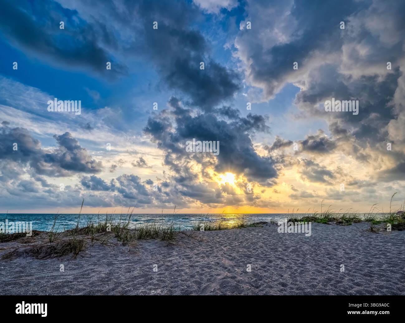 Sonnenuntergang mit dramatischen Wolken am Himmel über dem Golf von Mexiko in der Nähe des Venice Fishing Pier in Venice Florida USA Stockfoto