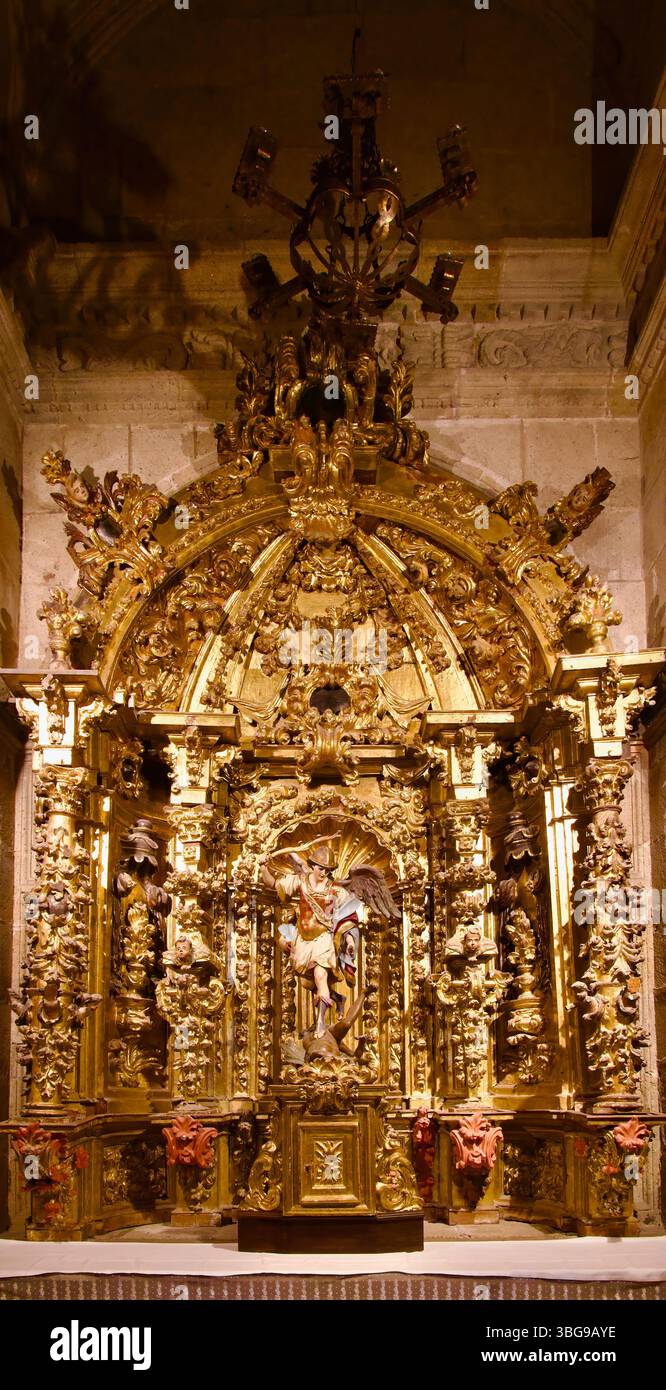 Eine Skulptur des Heiligen Michael, die ein Schwert auf Feuer schwindet, steht über dem Teufel in der Capilla de San Miguel Cáceres Co-Kathedrale der Heiligen Maria Caceres Spanien Stockfoto