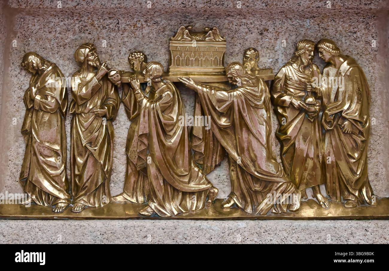 Vergoldetes Relief aus Metall, das Priester mit der Bundeslade Capilla del Sagrario Altar Cáceres Co-Kathedrale der Heiligen Maria Caceres in Spanien zeigt Stockfoto