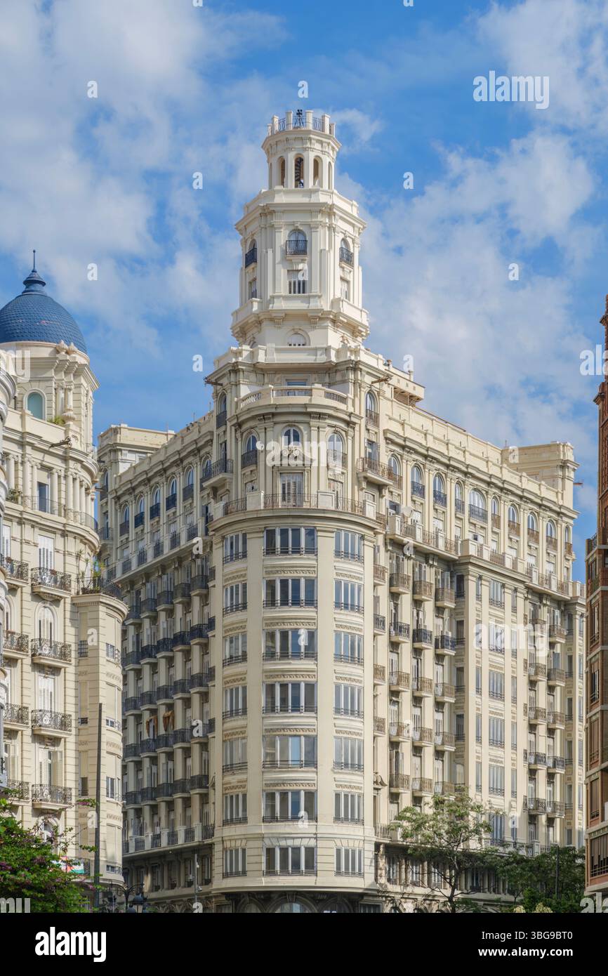 Reich Verziertes Wohngebäude Mit Eleganten Balkonen In Valencia City. Klassische Architektur, Europäisches Stadtdesign, Historische Fassade, Eisenwerk Details Stockfoto