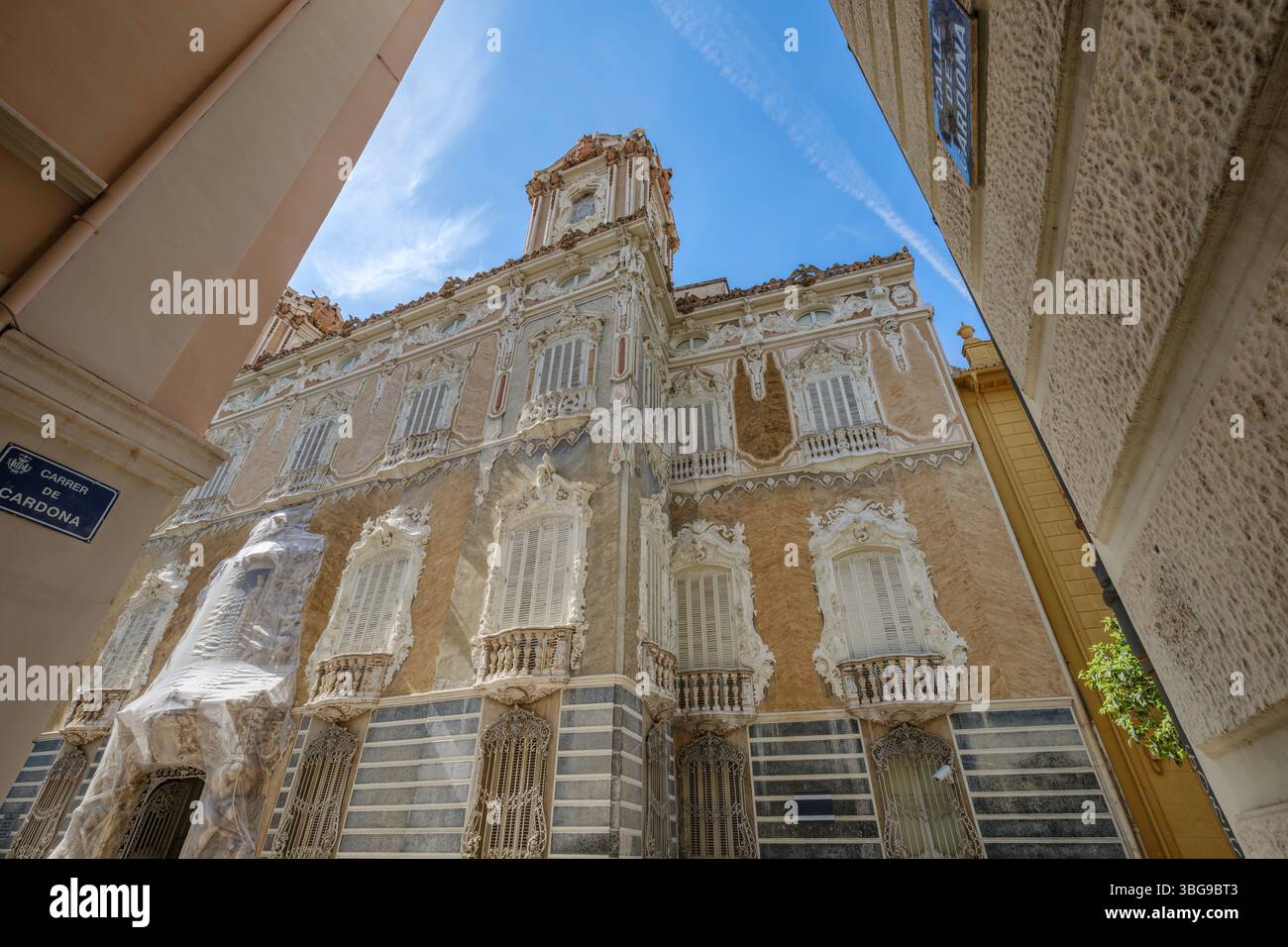 Exquisit verzierte Barockfassade des Palastes Marques de Dos Aguas Valencia. Historische Architektur, Keramikmuseum, Spanisches Wahrzeichen, Rokoko-Kunst Stockfoto