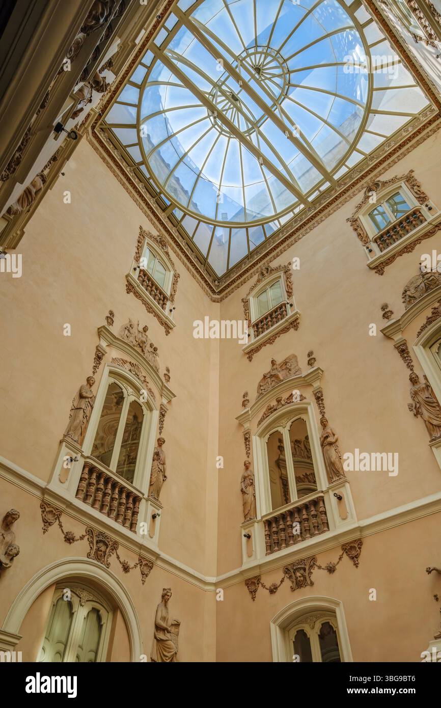 Innenraum des Palastes Marques de Dos Aguas Valencia. Historische Architektur, Keramikmuseum, Spanisches Wahrzeichen, Rokoko-Kunst Stockfoto