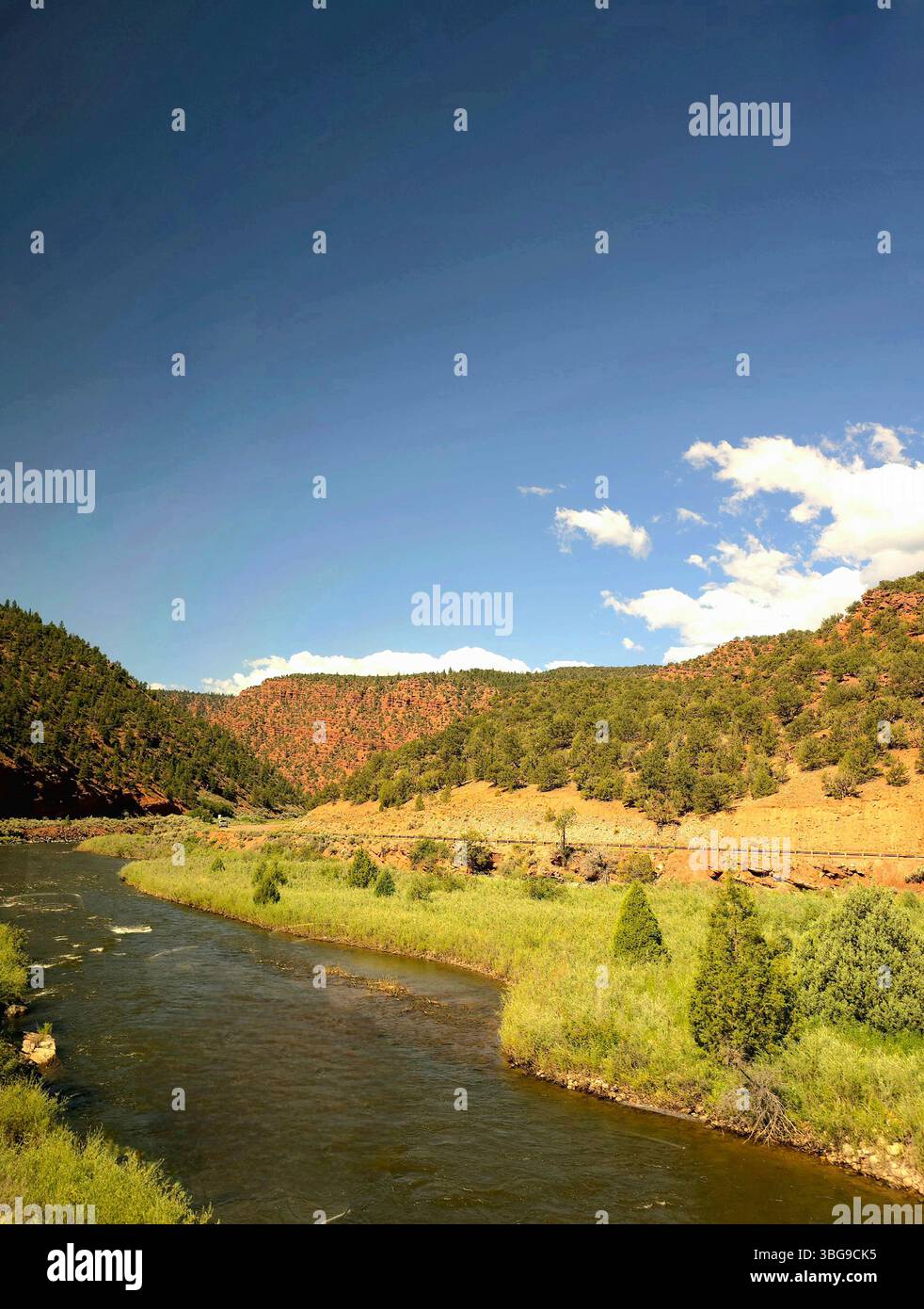 Rote Felshügel und ein malerischer Abschnitt des Colorado River in den Rocky Mountains von Colorado. - Smartphone-aufgenommenes Stockfoto