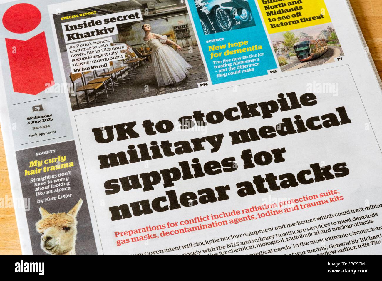 4. Juni 2025. Titelzeile des i Papers ist Großbritannien, das militärische medizinische Vorräte für Atomangriffe anhäuft. Stockfoto