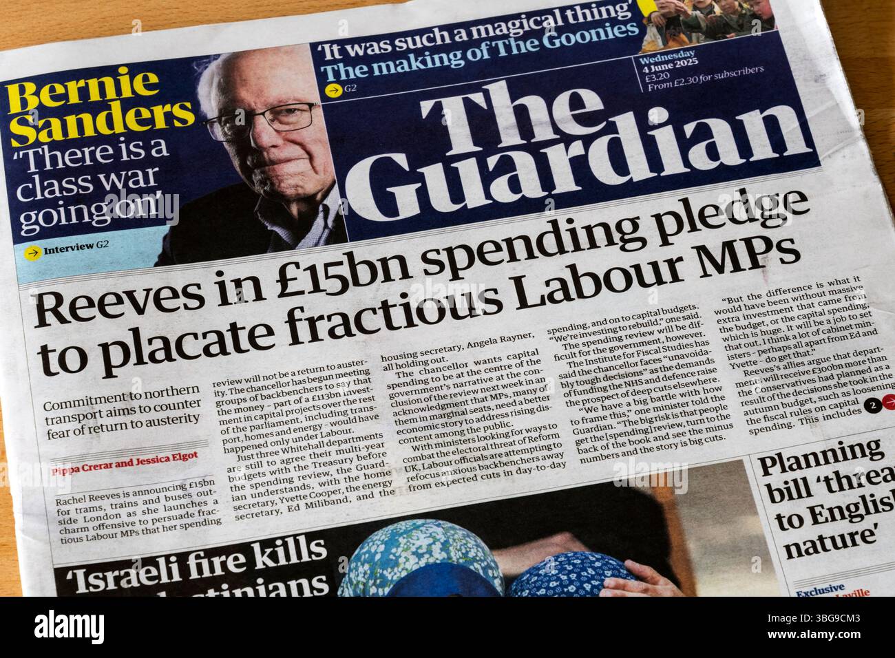 4. Juni 2025. Auf der Titelseite des Guardian steht Reeves mit 15 Milliarden Pfund Ausgabenversprechen, um fraktionierte Labour-Abgeordnete zu beschwichtigen. Stockfoto